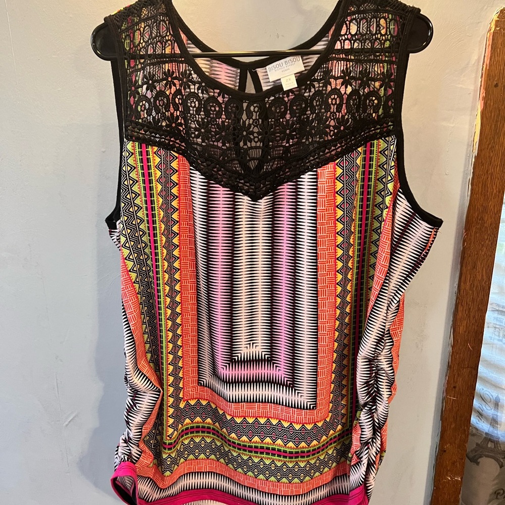Bisou Bisou Womens 2x Multicolored geometric Shirt with lace neckline